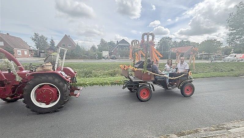 Die neue Erntekönigin Melanie Cordes fuhr mit ihrer Familie in einer Kutsche mit. Fotos: Henrik Zein