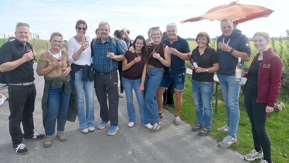 Die Mitglieder der Familien Broers und Siefkes aus Detern zeigten sich von der Weinwanderung begeistert und hatten sichtlich ihren Spaß. Foto: Holger Weers