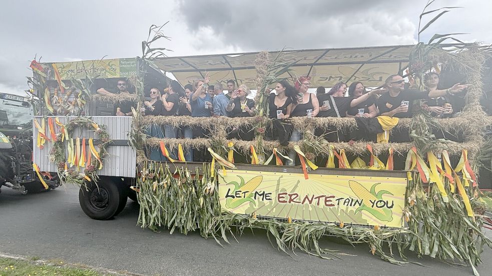 „Let me erntetain you“ war das Motto der Teilnehmer dieses Partywagens. Foto: Henrik Zein