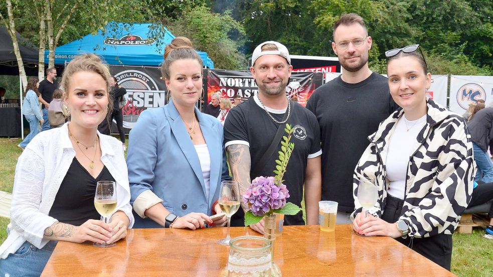Zahlreiche Besucherinnen und Besucher kamen zur Premiere des Festivals Höstpark-Beats in Remels. Foto: Hannah Lehmann