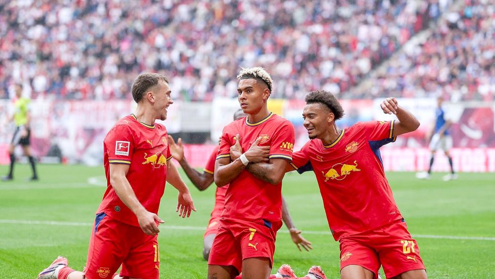 Antonio Nusa (M) feiert sein Tor zum 2:0. Foto: Jan Woitas