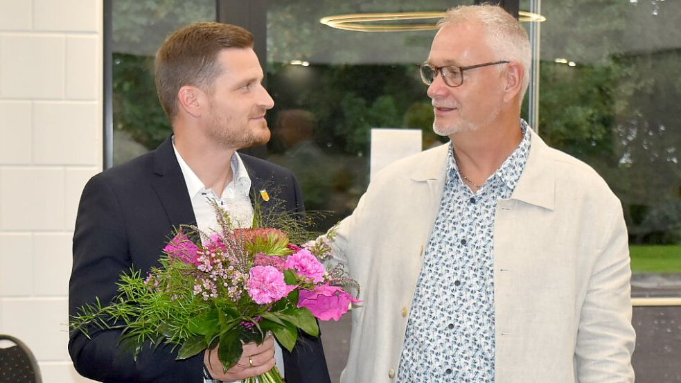 Michael Quappe (links) ist neuer Bürgermeister in Ostrhauderfehn. Vorgänger Günter Harders gratuliert. Foto: Henrik Zein