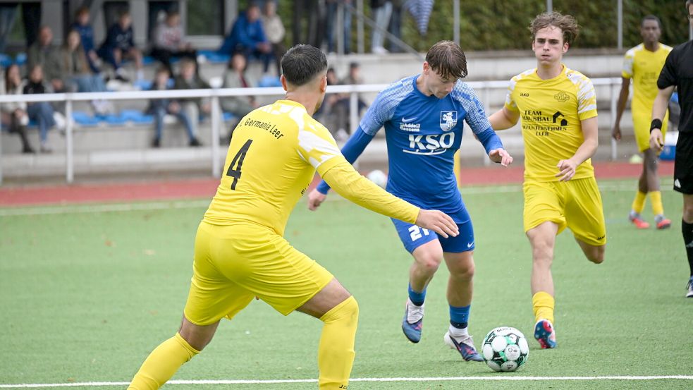 Nach dem Wechsel drehte der TuS Esens auf. Auch Ols Backhaus (am Ball) traf, per Kopfball zum 2:0-Zwischenstand. Foto: Heiner Steenhoff