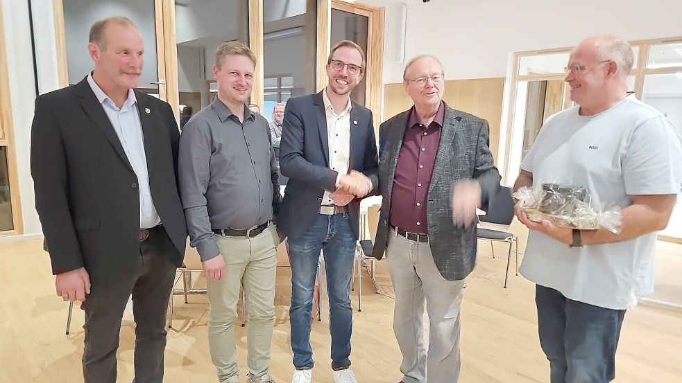 CDU-Chef Focko Böden (von links), Carsten Janssen, Vorsitzender der SPD-Fraktion, Ratsvorsitzender Dieter Baumann (Zweiter von rechts) und Ingo Kroon, (rechts) Fraktionsvorsitzender der CDU, gratulieren Hendrik Schulz (Mitte) zur Wiederwahl als Bürgermeister. Foto: Melchert Stromann