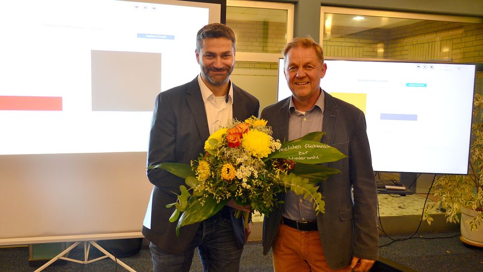 Christoph Busboom (links) und sein Stellvertreter Ralf Möhlmann nach dem Wahlerfolg in Jümme. Foto: Hannah Lehmann