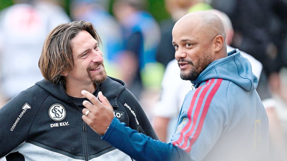 Bayern-Trainer Vincent Kompany (r) würde in der nächsten Saison gern wieder nach Elversberg kommen. Foto: Uwe Anspach