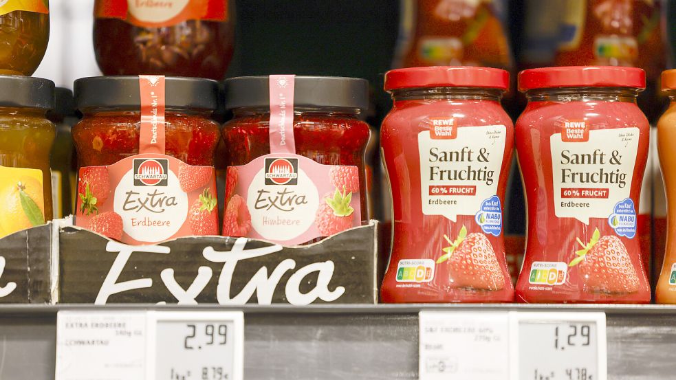 Eigenmarken, wie hier bei Rewe (rechts, „Beste Wahl“), machen in den meisten Supermärkten längst den Markenprodukten Konkurrenz. Foto: dpa/Thomas Banneyer