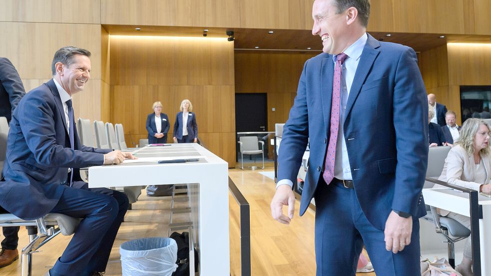 Kämpfen um Platz eins in Niedersachsen: SPD-Ministerpäsident Olaf Lies (links) und CDU-Landeschef Sebastian Lechner (rechts). Foto: Julian Stratenschulte