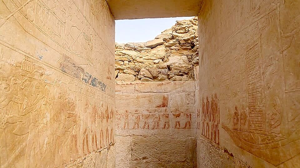 Das Grab mit 4.400 Jahre alten Zeichnungen wurde während der Ausgrabungssaison 2026 in Sakkara entdeckt. Foto: Ägyptisches Ministerium für Tourismus und Altertümer