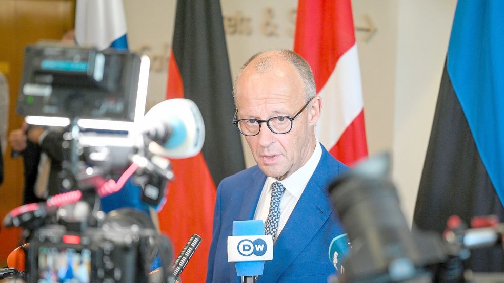 Vor den Fragen der Journalisten wendet sich der Kanzler ab. Foto: Jouni Porsanger/Lehtikuva/AP/dpa