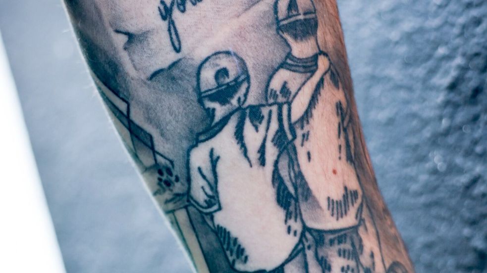 Die Brüder Mario und Luka Vuskovic als Tattoo verewigt auf dem Unterarm von Luka. (Archivbild) Foto: Christian Charisius