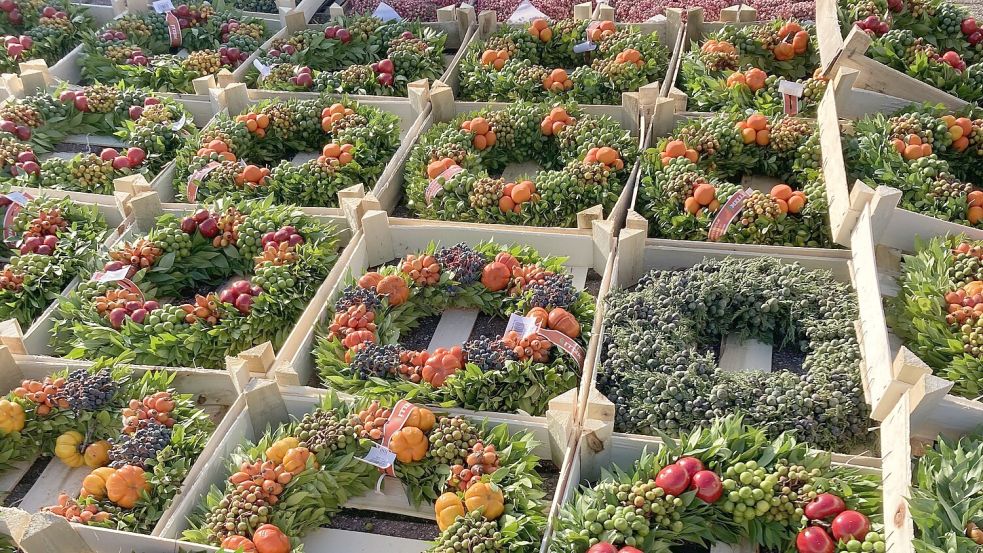 Farbenfrohe Blumenkränze sind ein typisches Motiv auf dem Hollandmarkt in Rhauderfehn. Foto: Andree Winkler