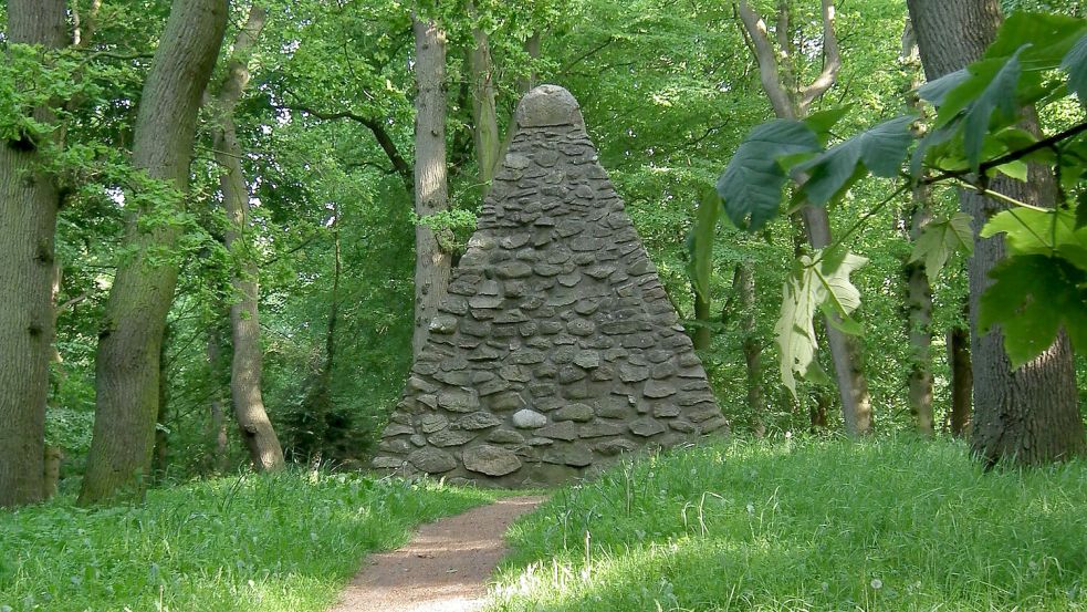Der Upstalsboom im Auricher Ortsteil Rahe ist der mittelalterliche Versammlungsplatz der Freien Friesen. Das Denkmal auf dem Hügel wurde im 19. Jahrhundert zur Erinnerung an diese Zeit errichtet. Bild: Katrin Rodrian