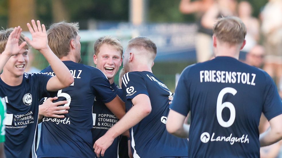 Strahlende Gesichter gibt es aktuell nicht mehr beim TSV Riepe. Jannes Popp (Mitte) und Ole Buhr verletzten sich beim Spiel in Bunde schwer. Fotos: Doden