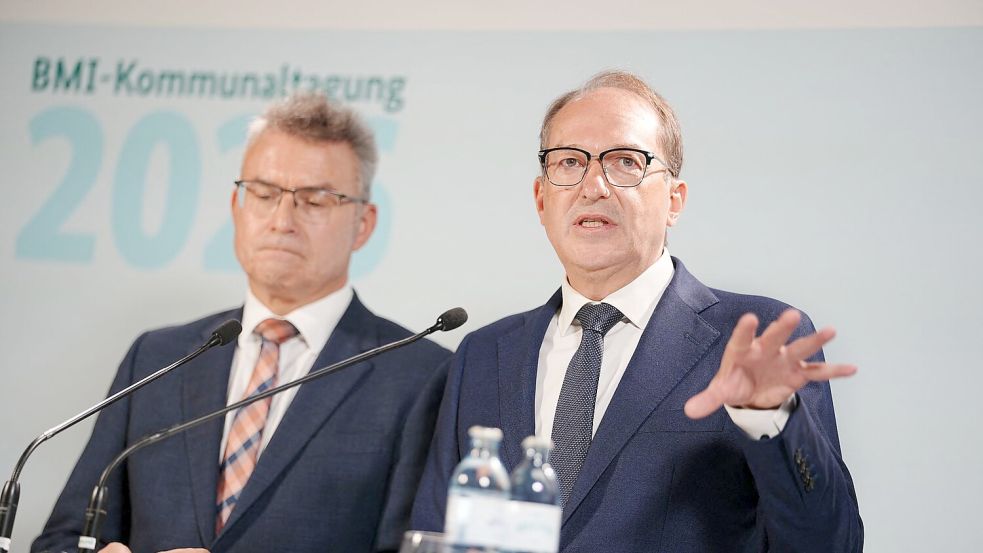 Der Präsident des Landkreistags, Achim Brötel (links), drängt den Bund zum Handeln beim Schutz der Bevölkerung im Kriegs- oder Katastrophenfall. Foto: Kay Nietfeld/dpa