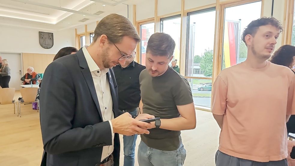 Bürgermeister Hendrik Schulz schaute gebannt auf die Ergebnisse. Foto: Melchert Stromann
