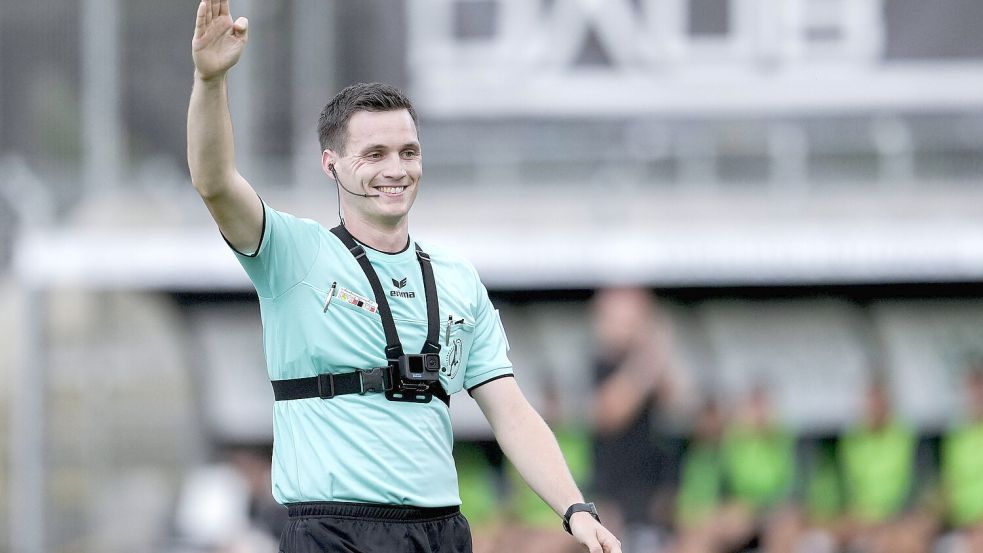 In einem Pilotprojekt werden in Gelsenkirchen auf Amateurebene Schiedsrichter mit Bodycams ausgestattet. Foto: IMAGO/Oliver Zimmermann