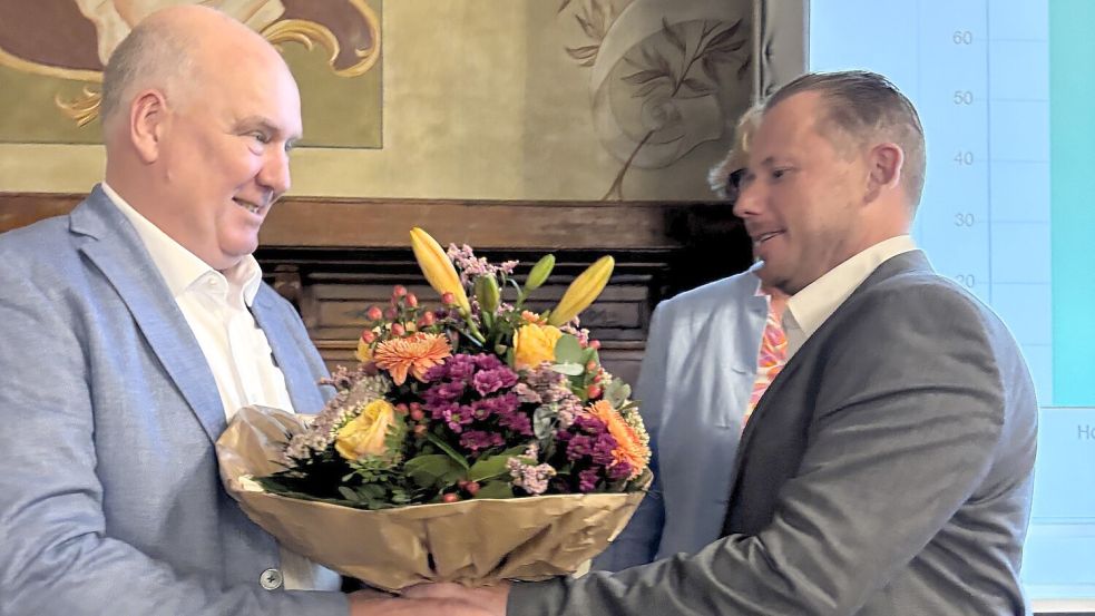 CDU-Fraktionsvorsitzender Ulf-Fabian Heinrichsdorff gratulierte Bürgermeister Claus-Peter Horst (parteilos) zur Wiederwahl. Neben den Christdemokraten haben SPD, FDP und Grüne den Amtsinhaber im Wahlkampf unterstützt. Foto: Vera Vogt