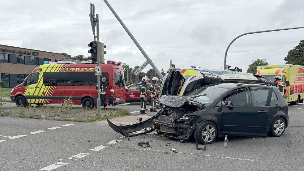 Der Unfall ereignete sich im Kreuzungsbereich Leerer Landstraße/Lehmdobbenweg. Foto: Diana Stöhr-Aeilts (Stadtfeuerwehr Aurich)
