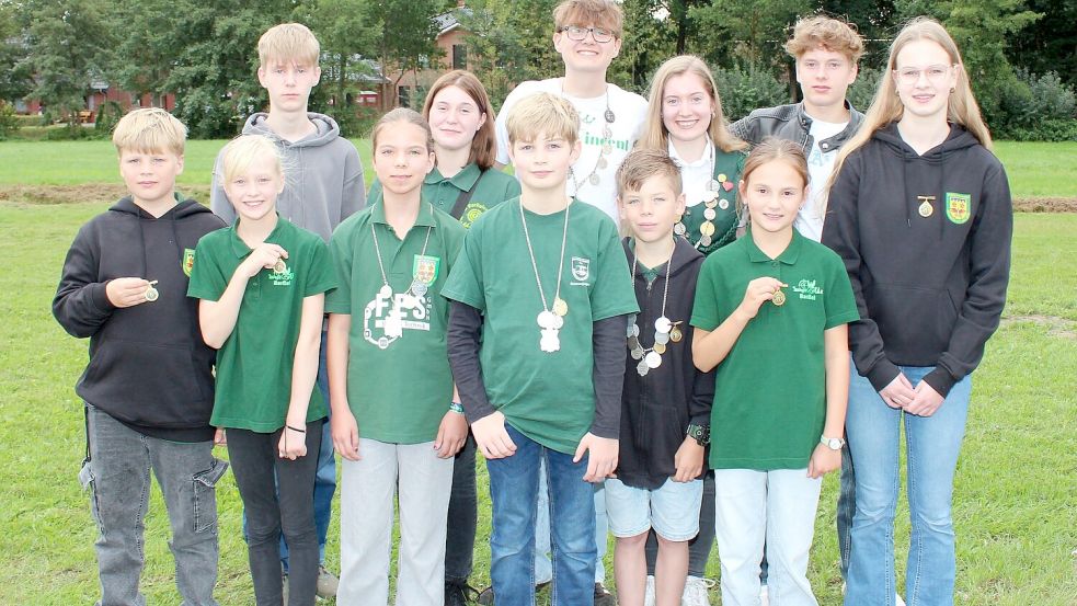 Die erfolgreichen Kinder und Jugendlichen des Kreiskönigsschießens des Alten Amtsbezirks Friesoythe mit Jugendkönig Vincent Grever (hinten, 3. von links), Jugendkönigin Sarah Lehmann (hinten, 4. von links) sowie Lichtpunktkönigin Sophie Winkler (vorne, 3. von links) und Lichtpunktkönig Eyas Lücking (vorne, 4. von links). Foto: Hans Passmann