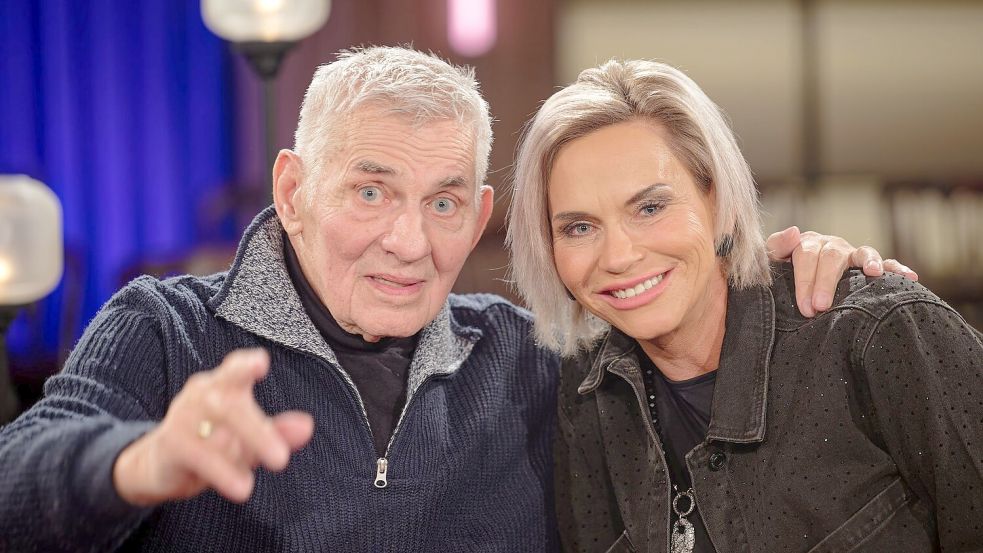 Heinz Hoenig und seine Ehefrau Annika Kärsten-Hoenig bei einem Fototermin im November 2025. (Archivbild) Foto: Henning Kaiser