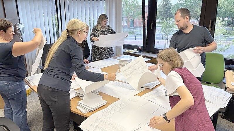 Hier zählt der Briefwahlvorstand im Rhauderfehner Rathaus am Wahlabend die Stimmzettel aus. Foto: Astrid Fertig