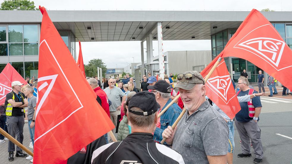 Die roten Fahnen – wie hier Anfang Juli dieses Jahres bei VW Emden – werden nun wohl öfter zu sehen sein. Foto: Klaus Ortgies/Archiv
