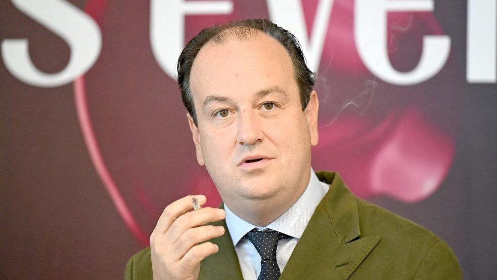 Bei der Pressekonferenz der Intertabac durfte geraucht werden - also griff VdR-Vertreter Maximilian van Ackeren auch am Rednerpult zur Zigarette. Foto: Wolf von Dewitz/dpa