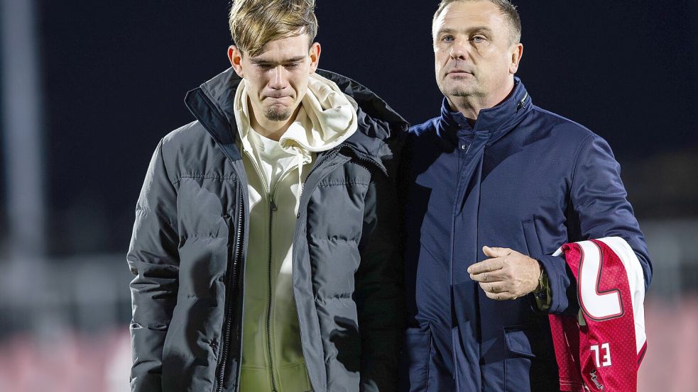 Ajax-Spieler Mark Verkuijl (l.) zeigt sich sichtlich betroffen vor der Gedenkminute für seine Freundin. Foto: IMAGO/Pro Shots