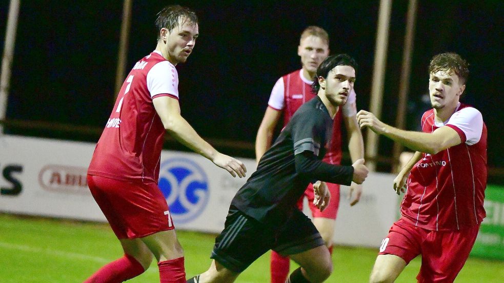 Fünf Tage nach dem 4:1-Sieg von Concordia Ihrhove (links Jannes Haak, rechts Marten Bogena) gegen Westrhauderfehn (Mitte Ibrahim Hanoglu) sind beide Teams schon wieder im Einsatz. Foto: Damm