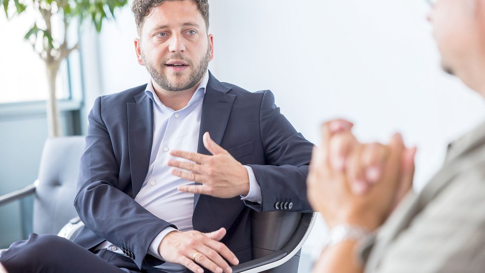 „Meine Resignation bekommen die nicht“: Felix Banaszak zu Gast im Osnabrücker Redaktionsgebäude. Foto: André Havergo