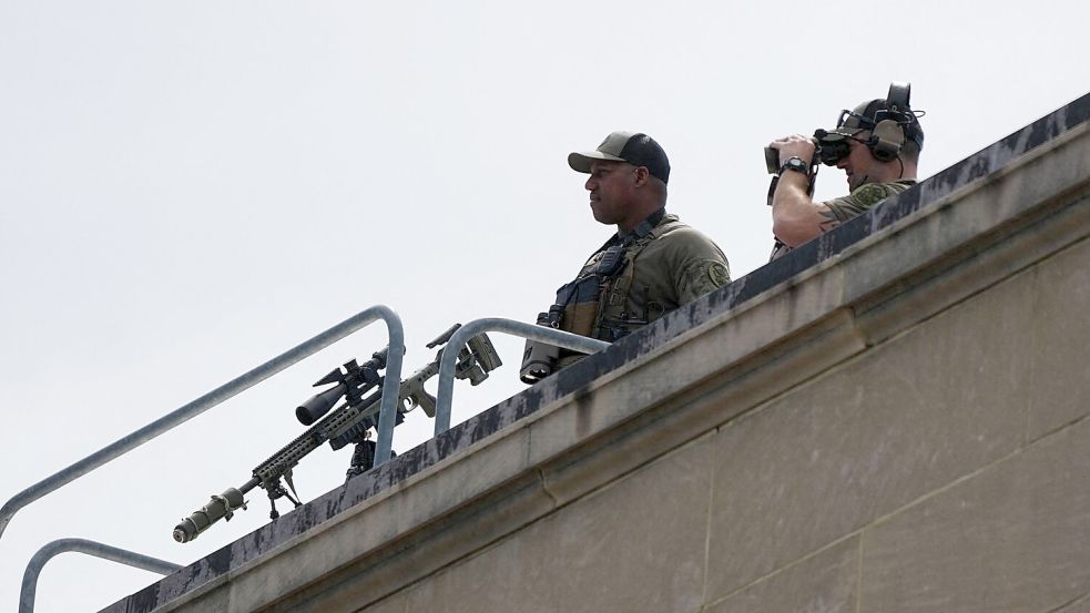 Scharfschützen sichern vom Dach des Pentagons. Foto: Kay Nietfeld/dpa