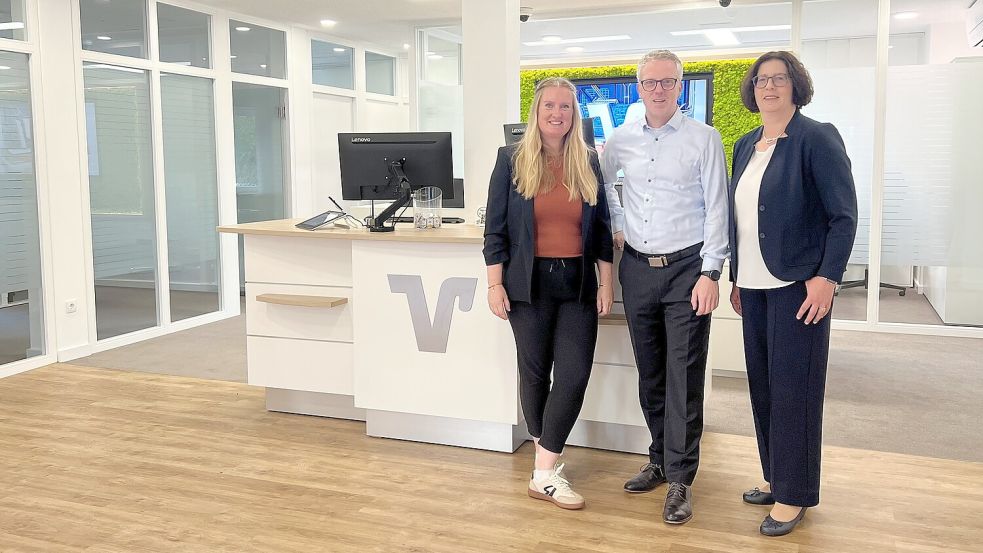 Filialleiter Thomas Koers sowie Katharina Lüken und Maria Willen in der modernisierten Filiale. Foto: Raiffeisenbank eG Scharrel