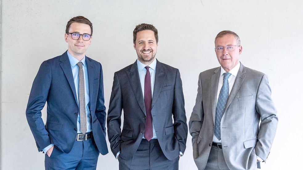 Felix Fischer (links), Stephan Herrmann (Mitte) und Hartmut Spliethoff (rechts) forschen an einem reversiblen Brennstoffzellenkraftwerk. (Handout) Foto: Ansgar Pudenz/Deutscher Zukunfts