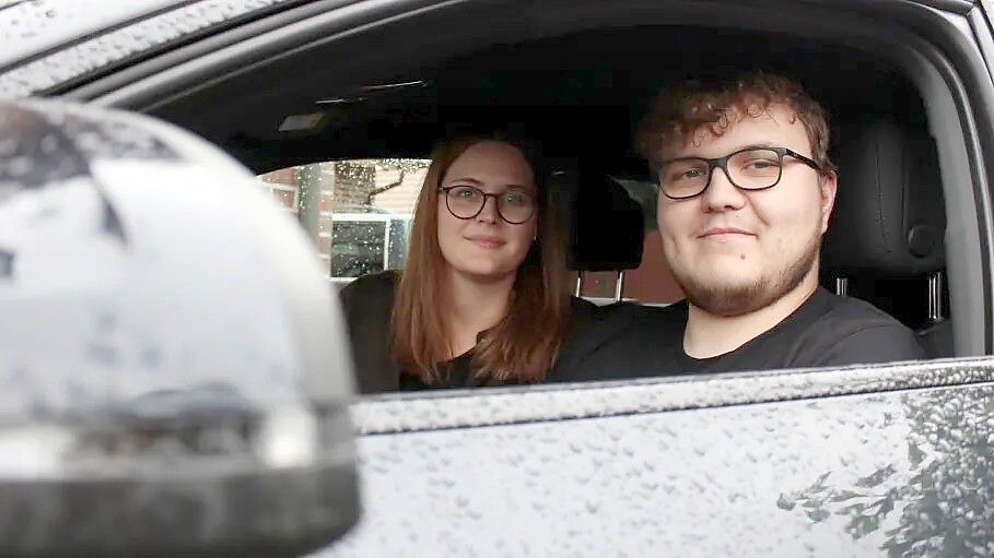 Waren für zwei Seniorinnen die Retter in der Not: Luca Seemann aus Weener und seine Freundin Milena Smidt. Foto: Martin Alberts
