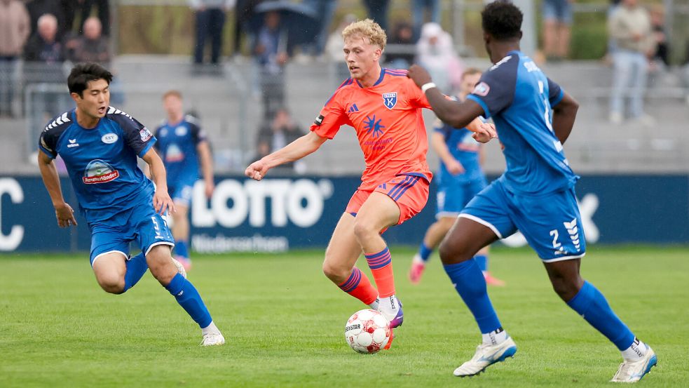Bent Andresen (am Ball) trifft mit Kickers Emden am Samstagabend auf die FSV Schöningen. Foto: Jens Doden/Emden