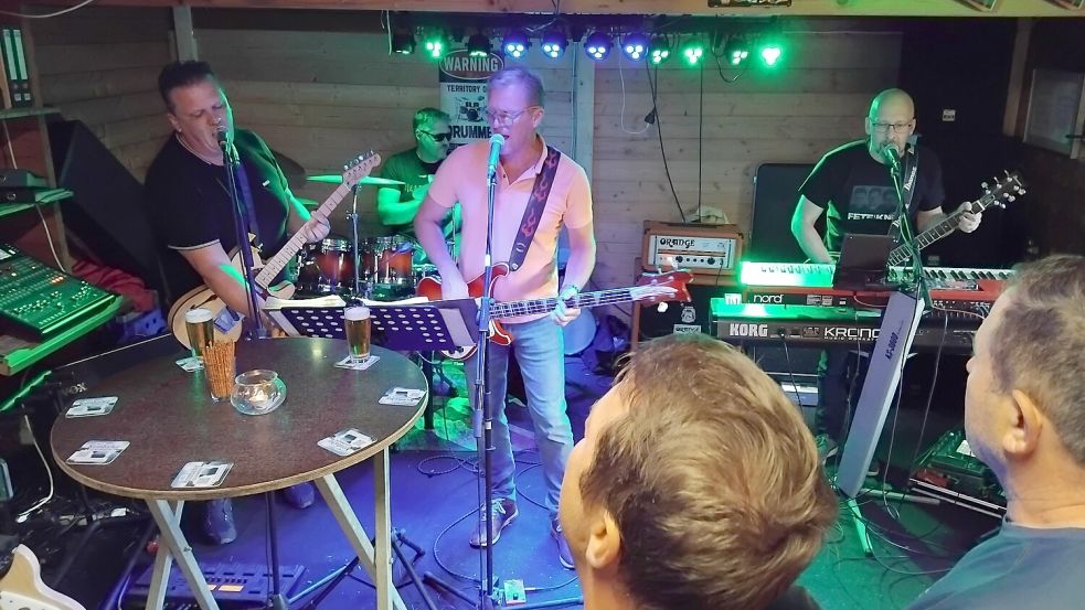 Organisatorisch und musikalisch laufen bei Hearts Fear in der Probenhütte die Vorbereitungen für das Jubiläumskonzert zusammen. Foto: Clarissa Scherzer