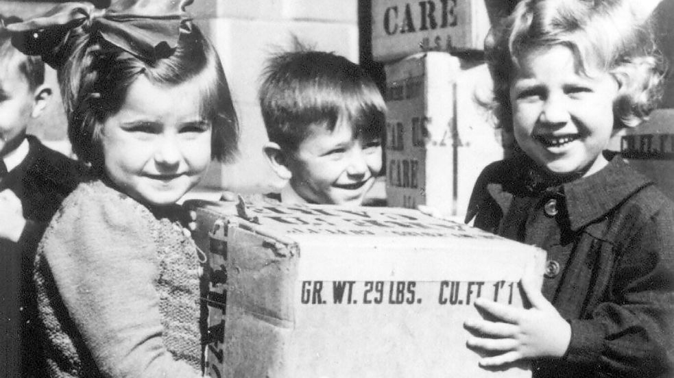 Die Freude ist groß: Ein Care-Paket aus Amerika ist angekommen. Fotos: Archiv Martin Pille
