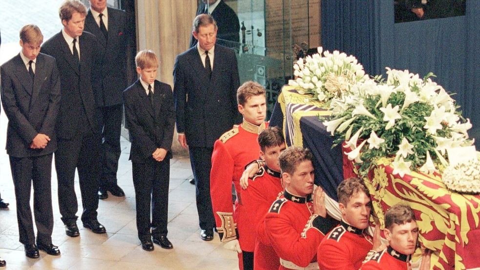 Dianas Beerdigung mit den Prinzen William (l.) und Harry (4.v.l.). (Archivbild) Foto: --/epa/dpa