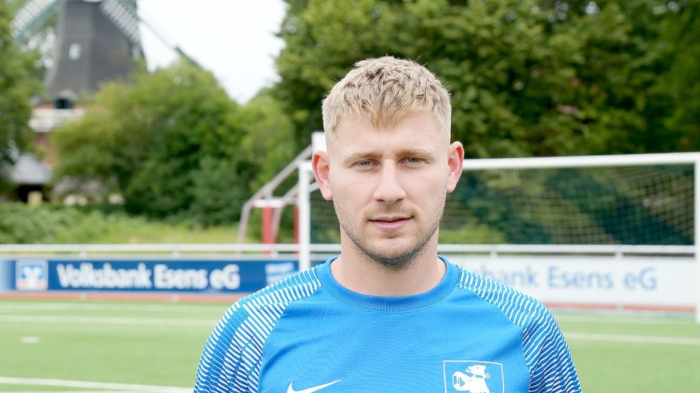 Esens-Neuzugang Marvin Rothkegel hat nach seinem Doppelpack gegen Ihlow Platz eins in der Torjägerliste übernommen. Foto: Heiner Steenhoff