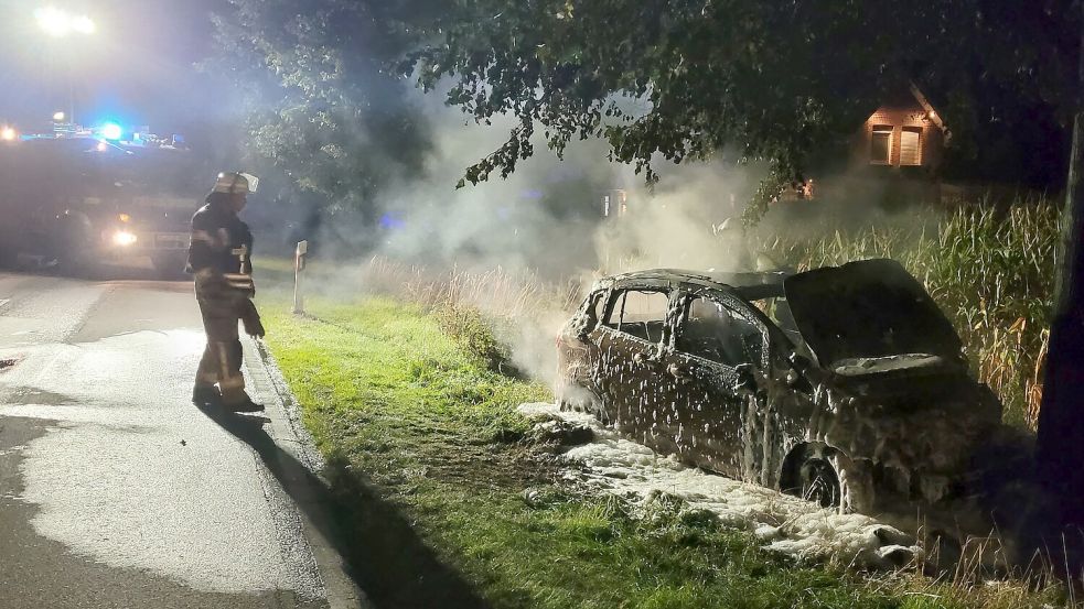 Der Ford brannte komplett aus. Foto: Feuerwehr Samtgemeinde Nordhümmling
