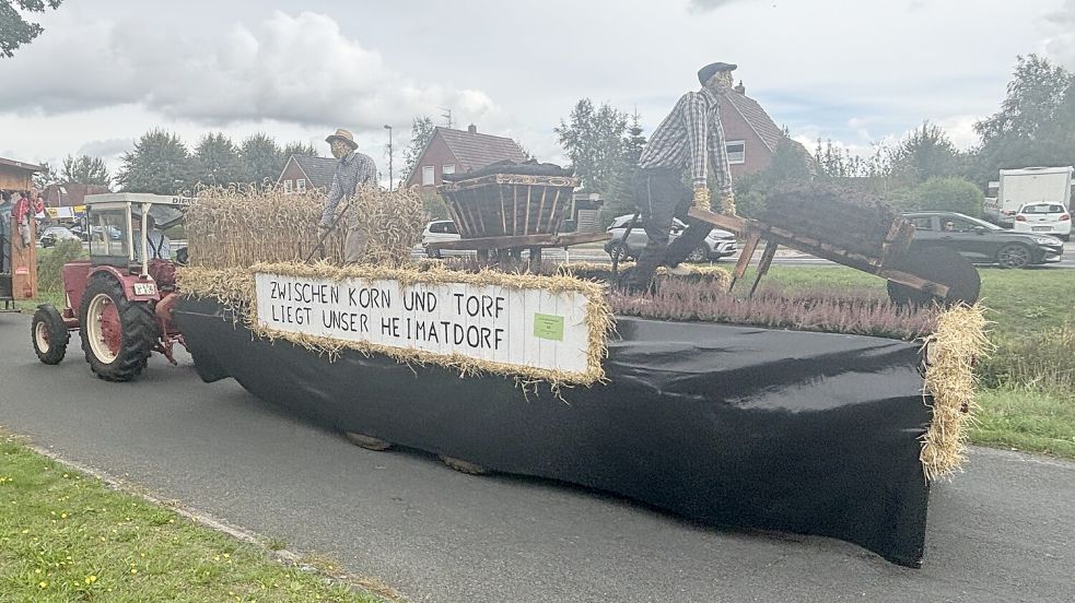 Die Motivwagengruppe Folmhusen erreichte mit „Zwischen Korn und Torf, liegt unser Heimatdorf“ den ersten Platz. Foto: Henrik Zein