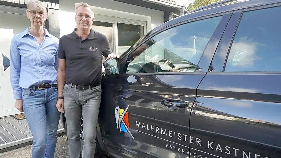 Die Werbung am Auto weist auf das Malergeschäft von Frank und Kerstin Kastner in Esterwegen hin. Ein neuer Firmenbulli ist bestellt. Foto: Mirco Moormann