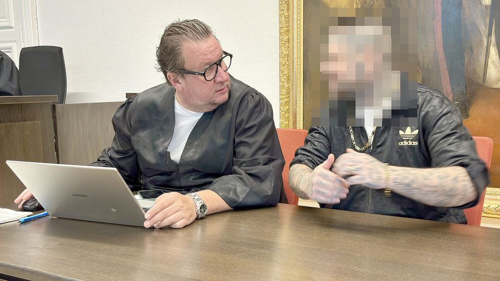 Der Wittmunder wurde auch wegen rassistisch motivierter Taten verurteilt. Verteidigt wurde er von Rechtsanwalt Matthias Gelhaus. Foto: Daniel Noglik