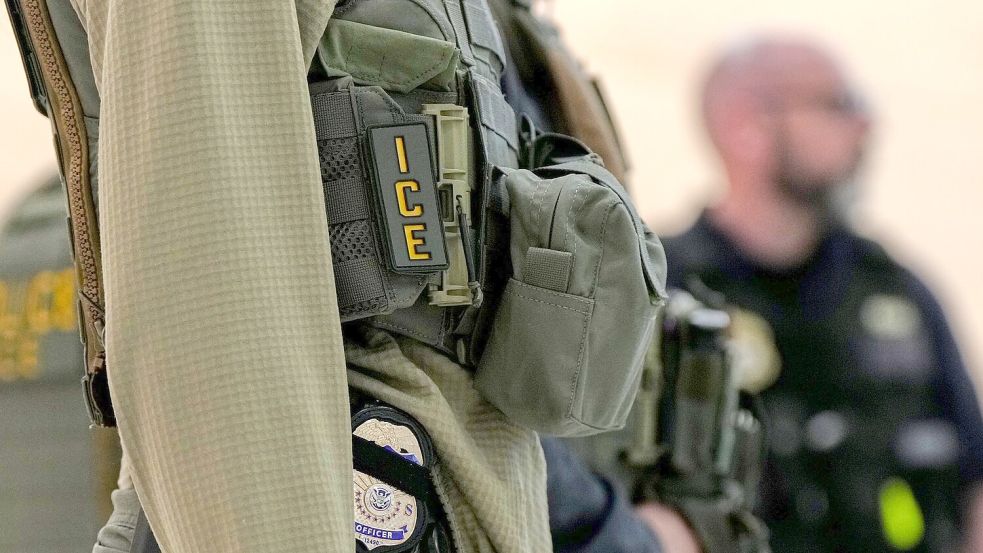Trump zieht einen Personalvorschlag für die Einwanderungsbehörde ICE zurück. (Archivbild) Foto: Angelina Katsanis/AP/dpa