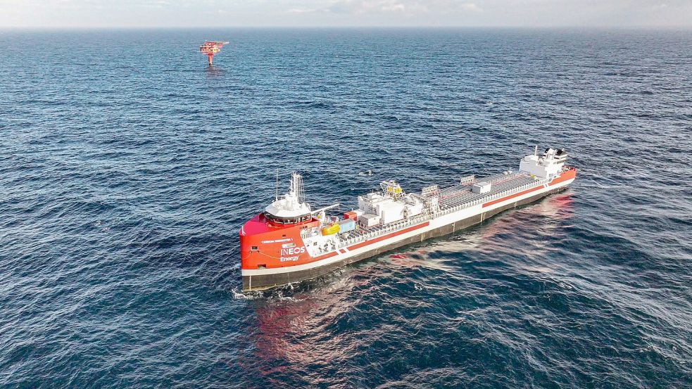 Das Transportschiff Carbon Destroyer 1 bringt das flüssige CO2 zur ausgedienten Ölplattform Nini West in der Nordsee vor Dänemark. (Handout) Foto: Handout / Berlin/INEOS Energy/dp