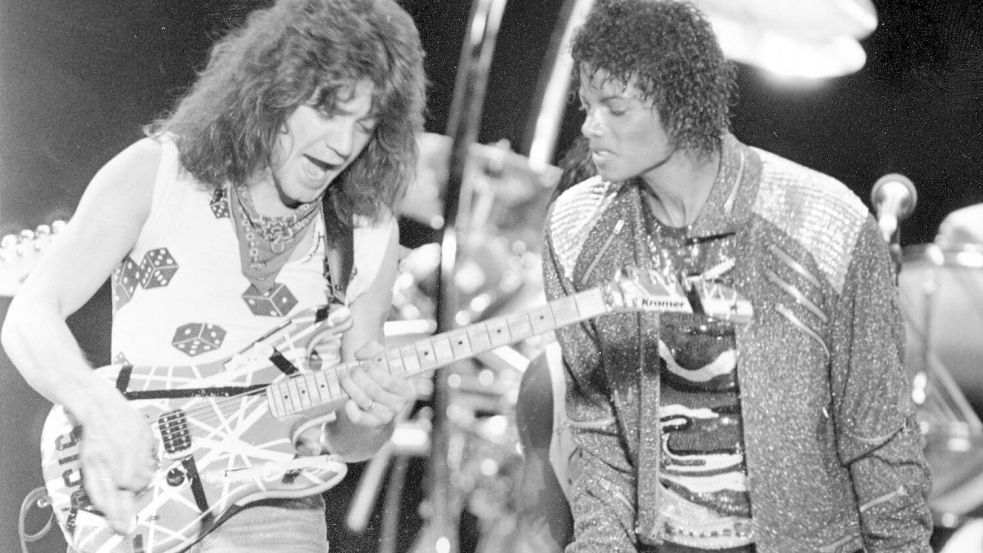 Berühmte Stratocaster-Kopie: die „Franken-Strat“ des 2020 gestorbenen Gitarrenvirtuosen Eddie van Halen. Auf dem Bild ist van Halen bei einem Auftritt mit Michael Jackson im Jahr 1983 zu sehen. Foto: Carlos Osorio/AP/dpa