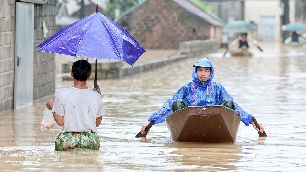 Am Stadtrand von Hanoi stand das Wasser meterhoch in den Straßen. Foto: Pham Tuan Anh/VNA/AP/dpa