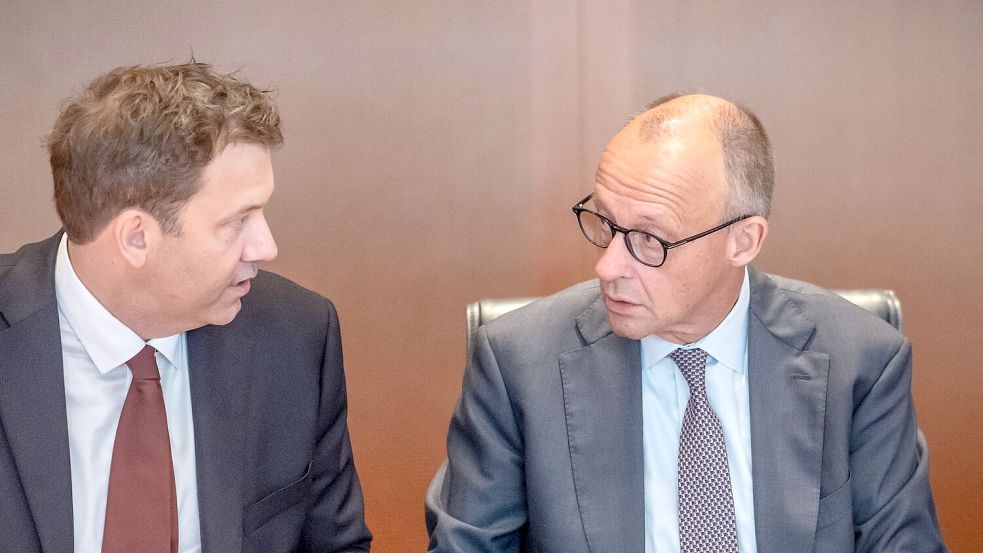 Seit Tagen wird auch auf höchster Ebene über eine Entlastung bei den Spritpreisen diskutiert. (Archivbild) Foto: Michael Kappeler/dpa