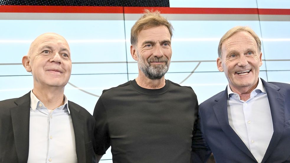 DFB-Vizepräsident Hans-Joachim Watzke (r) mit Bundestrainer Jürgen Klopp (M) DFB-Präsident Bernd Neuendorf. (Archivbild) Foto: Florian Wiegand/dpa